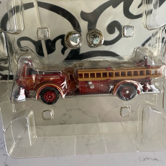 Hallmark Keepsake Ornament American LaFrance 700 Series Pumper Fire Brigade 2004 - Picture 5 of 6